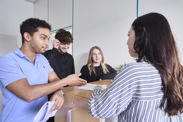 Junge Mitarbeitende bei enometrik im Gespräch